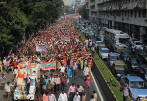 Farmers march towards Azad Maidan from Lalbaug area, demanding better compensation for drought and transfer of Forest rights to tribal’s in Mumbai.(HT Photo) Farmers march towards Azad Maidan from Lalbaug area, demanding better compensation for drought and transfer of Forest rights to tribal’s in Mumbai.(HT Photo)
