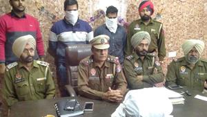 Police officials address media regarding the arrest of drug peddlers (face covered) and recovery of intoxicants from them in Ludhiana on Wednesday, November 28, 2018.(HT Photo) Police officials address media regarding the arrest of drug peddlers (face covered) and recovery of intoxicants from them in Ludhiana on Wednesday, November 28, 2018.(HT Photo)