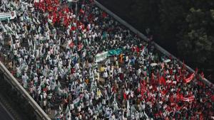 Farmers march towards the parliament house during a rally to protest soaring farm operating costs and plunging prices of their produce, in New Delhi on November 30, 2018.(Reuters) Farmers march towards the parliament house during a rally to protest soaring farm operating costs and plunging prices of their produce, in New Delhi on November 30, 2018.(Reuters)