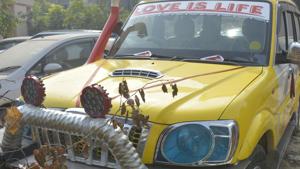 The SUV which mowed down the eight- year- old boy in Nandgram, Ghaziabad, was seized by police and the accused driver was also arrested.(Sakib Ali / HT Photo) The SUV which mowed down the eight- year- old boy in Nandgram, Ghaziabad, was seized by police and the accused driver was also arrested.(Sakib Ali / HT Photo)