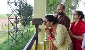 Devotees using binoculars to view Gurduwara Kartarpur Sahib, locate across the border in Pakistan, August 25(Sameer Sehgal/Hindustan Times) Devotees using binoculars to view Gurduwara Kartarpur Sahib, locate across the border in Pakistan, August 25(Sameer Sehgal/Hindustan Times)