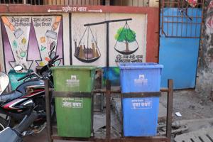 To ensure that residents take its warning seriously this time, KDMC issued notices to all the housing societies in its jurisdiction to segregate waste from December 1.(Rishikesh Choudhary/HT) To ensure that residents take its warning seriously this time, KDMC issued notices to all the housing societies in its jurisdiction to segregate waste from December 1.(Rishikesh Choudhary/HT)
