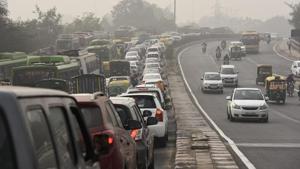 File photo of traffic jam at Ashram flyover. Delhi government has given financial nod for the construction of an underpass at the Ashram intersection.(Burhaan Kinu/HT File) File photo of traffic jam at Ashram flyover. Delhi government has given financial nod for the construction of an underpass at the Ashram intersection.(Burhaan Kinu/HT File)