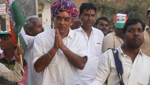Rajasthan assembly election 2018: Manvendra Singh (in multicoloured turban) is contesting from the Jhalrapatan constituency on Congress ticket against Rajasthan CM Vasundhara Raje in the December 7 assembly election in the state.(HT Photo) Rajasthan assembly election 2018: Manvendra Singh (in multicoloured turban) is contesting from the Jhalrapatan constituency on Congress ticket against Rajasthan CM Vasundhara Raje in the December 7 assembly election in the state.(HT Photo)