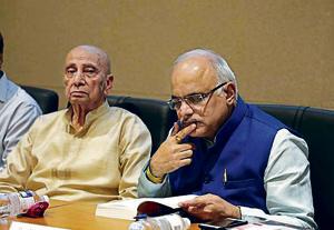 Pran Kishor Kaul (left) and Shri Vinay Sahasrabddhe at the book launch of Radio Kashmir and My days in broadcasting , a Book by Pran Kishor at Bhandarkar Institude in Pune.(Rahul Raut/HT PHOTO) Pran Kishor Kaul (left) and Shri Vinay Sahasrabddhe at the book launch of Radio Kashmir and My days in broadcasting , a Book by Pran Kishor at Bhandarkar Institude in Pune.(Rahul Raut/HT PHOTO)