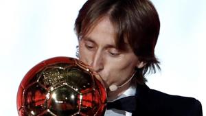 Real Madrid's Luka Modric with the Ballon d'Or award.(REUTERS) Real Madrid's Luka Modric with the Ballon d'Or award.(REUTERS)