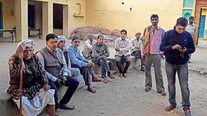 Grief-stricken villagers in Taregawan(HT Photo) Grief-stricken villagers in Taregawan(HT Photo)