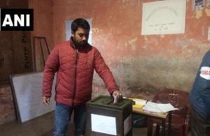 Voting begins for 7th phase of Jammu and Kashmir panchayat polls.(ANI/Twitter) Voting begins for 7th phase of Jammu and Kashmir panchayat polls.(ANI/Twitter)