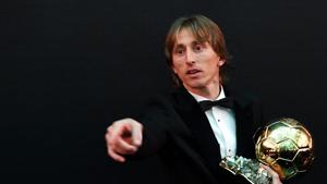 2018 FIFA Men's Ballon d'Or award for best player of the year's Real Madrid's Croatian midfielder Luka Modric poses with the trophy after the 2018 FIFA Ballon d'Or award ceremony at the Grand Palais in Paris.(AFP) 2018 FIFA Men's Ballon d'Or award for best player of the year's Real Madrid's Croatian midfielder Luka Modric poses with the trophy after the 2018 FIFA Ballon d'Or award ceremony at the Grand Palais in Paris.(AFP)