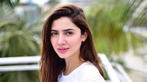 Mahira Khan gave a sly reply to a troll for bringing up the Ranbir Kapoor controversy again.(Instagram) Mahira Khan gave a sly reply to a troll for bringing up the Ranbir Kapoor controversy again.(Instagram)