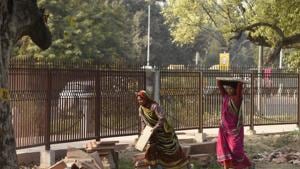 Workers at India Gate lawns on Tuesday, December 4, 2018. The construction of a five-foot high fence around the two lawns at India Gate is nearing completion.(Burhaan Kinu/HT PHOTO) Workers at India Gate lawns on Tuesday, December 4, 2018. The construction of a five-foot high fence around the two lawns at India Gate is nearing completion.(Burhaan Kinu/HT PHOTO)