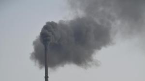 India can continue to deploy solar farms, leveraging its leadership of the International Solar Alliance to displace coal and clean up its smog-choked cities.(Sakib Ali/HT Photo) India can continue to deploy solar farms, leveraging its leadership of the International Solar Alliance to displace coal and clean up its smog-choked cities.(Sakib Ali/HT Photo)