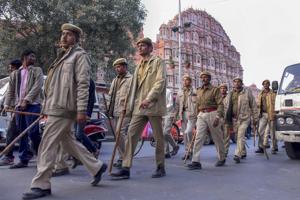 Police personnel conduct a march in front of Hawa Mahal ahead of Rajasthan Assembly elections in Jaipur on Thursday.(PTI file photo) Police personnel conduct a march in front of Hawa Mahal ahead of Rajasthan Assembly elections in Jaipur on Thursday.(PTI file photo)