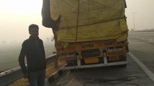 The victims on the 16-tyre truck were bringing apples from Jammu and Kashmir to Gorakhpur in eastern Uttar Pradesh, when they were intercepted by the gang in another truck.(HT PHOTO) The victims on the 16-tyre truck were bringing apples from Jammu and Kashmir to Gorakhpur in eastern Uttar Pradesh, when they were intercepted by the gang in another truck.(HT PHOTO)