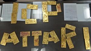 Customs department have seized gold plates weighing 32.6 kg from a Pakistan truck which reached at Integrated Check Post (ICP) at Attari border in Amritsar.(HT Photo) Customs department have seized gold plates weighing 32.6 kg from a Pakistan truck which reached at Integrated Check Post (ICP) at Attari border in Amritsar.(HT Photo)