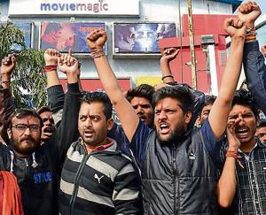 Hindu Seva Parishad activists stage a protest against the film 'Kedarnath' at a mall, in Jabalpur, Friday(PTI) Hindu Seva Parishad activists stage a protest against the film 'Kedarnath' at a mall, in Jabalpur, Friday(PTI)