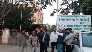 Rajasthan assembly election 2018: Congress workers outside a strong room in Udaipur, Sunday, December 9, 2018.(HT Photo) Rajasthan assembly election 2018: Congress workers outside a strong room in Udaipur, Sunday, December 9, 2018.(HT Photo)