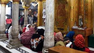Women devotees offer prayers outside main dargah at Hazrat Nizamuddin Dargah in New Delhi(HT Photo) Women devotees offer prayers outside main dargah at Hazrat Nizamuddin Dargah in New Delhi(HT Photo)