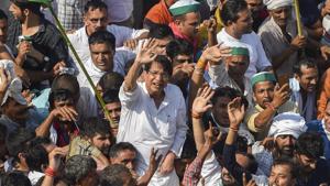 RLD chief Ajit Singh and farmers protesting at Delhi-UP border during 'Kisan Kranti Padyatra' in New Delhi on October2.(PTI Photo) RLD chief Ajit Singh and farmers protesting at Delhi-UP border during 'Kisan Kranti Padyatra' in New Delhi on October2.(PTI Photo)