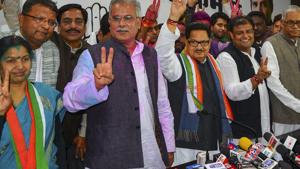 Chhattisgarh election results: Congress in-charge of Chhattisgarh PL Punia flanked by party leaders display victory sign at a press conference after the party's win in the Assembly elections, in Raipur, Tuesday, Dec 11, 2018.(PTI)