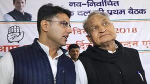 Congress leaders Sachin Pilot and senior leader Ashok Gehlot during a meeting with the newly elected MLA's at the party office, in Jaipur.(PTI)