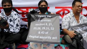 Journalists hold banners and placards as they protest against the newly passed Digital Security Act in front of the Press Club in Dhaka, Bangladesh, October 11, 2018.(REUTERS File Photo) Journalists hold banners and placards as they protest against the newly passed Digital Security Act in front of the Press Club in Dhaka, Bangladesh, October 11, 2018.(REUTERS File Photo)