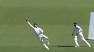Screengrab of Virat Kohli’s catch to dismiss Peter Handscomb in the second Test at Perth.(Twitter/SportsFlashesCricket) Screengrab of Virat Kohli’s catch to dismiss Peter Handscomb in the second Test at Perth.(Twitter/SportsFlashesCricket)