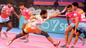 Jaipur Pink Panthers began their home leg with a comprehensive win as they beat Puneri Paltan 36-23.(PKL) Jaipur Pink Panthers began their home leg with a comprehensive win as they beat Puneri Paltan 36-23.(PKL)