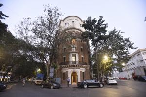 The police have filed a case against a contractor carrying out maintenance work inside Darabshaw House.(Kunal Patil/HT Photo) The police have filed a case against a contractor carrying out maintenance work inside Darabshaw House.(Kunal Patil/HT Photo)