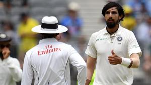 Ishant Sharma (R) gives thumps up after the dismissal of Australia's batsman Josh Hazlewood.(AFP) Ishant Sharma (R) gives thumps up after the dismissal of Australia's batsman Josh Hazlewood.(AFP)