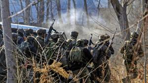 Army soldiers during an encounter with militants in Pulwama district on Saturday.(PTI) Army soldiers during an encounter with militants in Pulwama district on Saturday.(PTI)