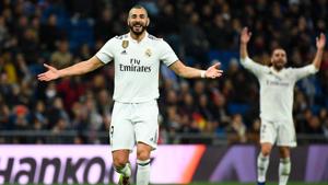 Real Madrid's French forward Karim Benzema gestures during the Spanish League football match between Real Madrid and Rayo Vallecano at the Santiago Bernabeu.(AFP) Real Madrid's French forward Karim Benzema gestures during the Spanish League football match between Real Madrid and Rayo Vallecano at the Santiago Bernabeu.(AFP)