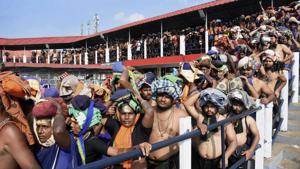 Devotees queue up to offer prayers at Lord Ayyappa temple in Sabarimala.(PTI) Devotees queue up to offer prayers at Lord Ayyappa temple in Sabarimala.(PTI)