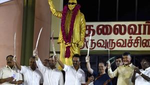 Congress president Rahul Gandhi, UPA chairperson Sonia Gandhi, DMK president MK Stalin, Andhra Pradesh chief minister Chandrababu Naidu and other leaders at the gathering.(AP) Congress president Rahul Gandhi, UPA chairperson Sonia Gandhi, DMK president MK Stalin, Andhra Pradesh chief minister Chandrababu Naidu and other leaders at the gathering.(AP)
