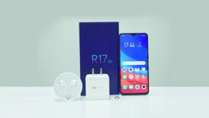 The all-new OPPO R17 Pro is quite a sight for sore eyes, right from the night-coloured, iridescent slide-out box that it comes in.(HT Brand Studio) The all-new OPPO R17 Pro is quite a sight for sore eyes, right from the night-coloured, iridescent slide-out box that it comes in.(HT Brand Studio)