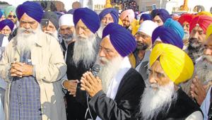 Rattan Singh Ajnala (L), Khadoor Sahib MP Ranjit Singh Brahmpura (2L) and Sewa Singh Sekhwan (R) offering prayers at the Golden Temple in Amritsar on Sunday.(HT Photo)