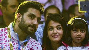 A fan takes a selfie with Bollywppd actors and owner of Jaipur Pink Panthers Abhishek Bachchan and Aishwarya Rai Bachchan during the Pro Kabaddi league season 6 match between Jaipur Pink and Mumbai.(AP) A fan takes a selfie with Bollywppd actors and owner of Jaipur Pink Panthers Abhishek Bachchan and Aishwarya Rai Bachchan during the Pro Kabaddi league season 6 match between Jaipur Pink and Mumbai.(AP)