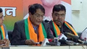 Union minister Suresh Prabhu addresses a press conference at BJP office in Jaipur, December 18, 2018.(HT Photo) Union minister Suresh Prabhu addresses a press conference at BJP office in Jaipur, December 18, 2018.(HT Photo)