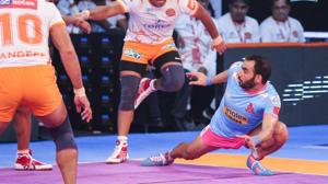 Anup Kumar (R), former captain of the Indian kabaddi team, in action for his franchise Jaipur Pink Panthers in a Pro Kabaddi League match.(Twitter/Jaipur Pink Panthers) Anup Kumar (R), former captain of the Indian kabaddi team, in action for his franchise Jaipur Pink Panthers in a Pro Kabaddi League match.(Twitter/Jaipur Pink Panthers)