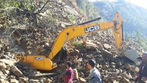 An earth-moving machine at the site of a landslide, which left at least seven labourers dead, in Uttarkhand’s Rudraprayag district(HT Photo) An earth-moving machine at the site of a landslide, which left at least seven labourers dead, in Uttarkhand’s Rudraprayag district(HT Photo)