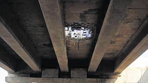 On Monday, a chunk of concrete fell from the flyover at Rampura Chowk in Gurugram, creating a hole on the road.(HT Photo) On Monday, a chunk of concrete fell from the flyover at Rampura Chowk in Gurugram, creating a hole on the road.(HT Photo)