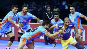 Chennai: Bengal Warriors (Blue Orange) players in action against Tamil Thalaivas during their Pro Kabaddi league match.(AP) Chennai: Bengal Warriors (Blue Orange) players in action against Tamil Thalaivas during their Pro Kabaddi league match.(AP)