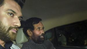 LJP chief Ram Vilas Paswan leaves after meeting BJP chief Amit Shah on Thursday.(PTI) LJP chief Ram Vilas Paswan leaves after meeting BJP chief Amit Shah on Thursday.(PTI)