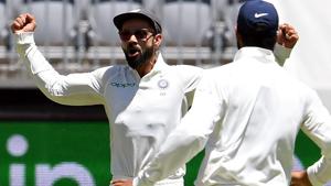 India's captain Virat Kohli (L) celebrates the dismissal of Australia's batsman Usman Khawaja.(AFP) India's captain Virat Kohli (L) celebrates the dismissal of Australia's batsman Usman Khawaja.(AFP)