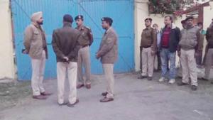 Police team investigating Industrialist Late Gunjan Khemka murder case yesterday shot dead near his Mill gate in Hajipur(HT Photo) Police team investigating Industrialist Late Gunjan Khemka murder case yesterday shot dead near his Mill gate in Hajipur(HT Photo)