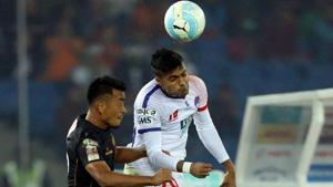 Keisham Reagan Singh of Northeast United FC Pritam Kotal (R) of Delhi Dynamos FC go up for header during match 14 of the Indian Super League between Delhi Dynamos FC and NorthEast United FC.(ISL / SPORTZPICS) Keisham Reagan Singh of Northeast United FC Pritam Kotal (R) of Delhi Dynamos FC go up for header during match 14 of the Indian Super League between Delhi Dynamos FC and NorthEast United FC.(ISL / SPORTZPICS)