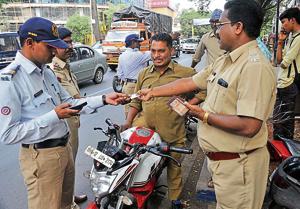 Pune traffic police has withheld 360 passport applications of people who have failed to clear pending fines of traffic violations(HT/PHOTO)