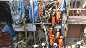 Under-construction building collapsed at Azad Maidan, Goregaon (W) in Mumbai.(Satyabrta Tripathy/Hindustan Times) Under-construction building collapsed at Azad Maidan, Goregaon (W) in Mumbai.(Satyabrta Tripathy/Hindustan Times)