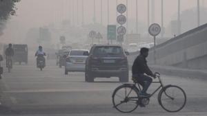 Vehicles navigate through dense fog in Gurugram.(Yogendra Kumar/HT Photo) Vehicles navigate through dense fog in Gurugram.(Yogendra Kumar/HT Photo)