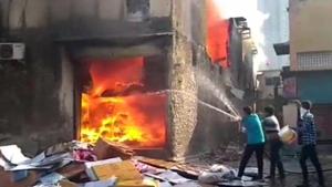 Fire breaks out at a cloth factory at Damu Nagar in Kandivali (East) on December 23.(ANI Photo/Twitter) Fire breaks out at a cloth factory at Damu Nagar in Kandivali (East) on December 23.(ANI Photo/Twitter)